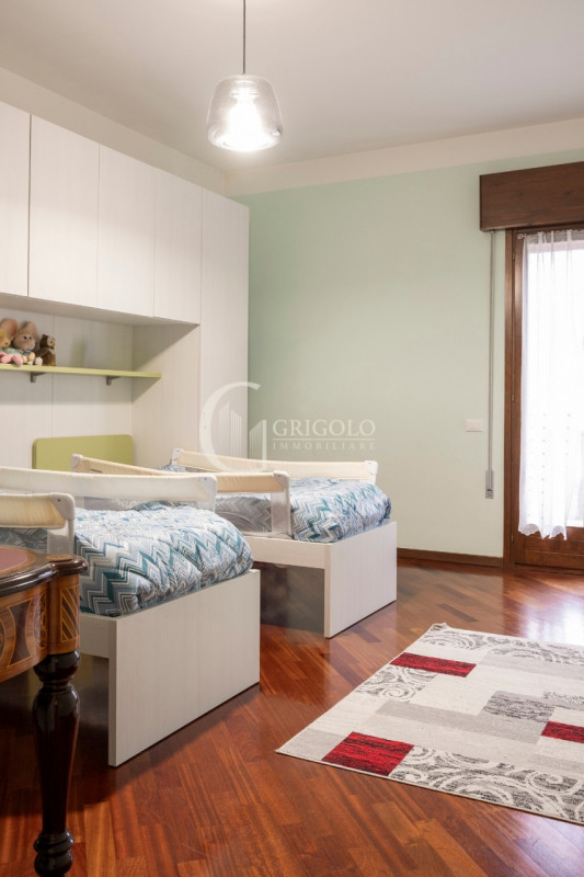 Inserita in un contesto residenziale di assoluta tranquillità, con affaccio sul verde di un sugge...