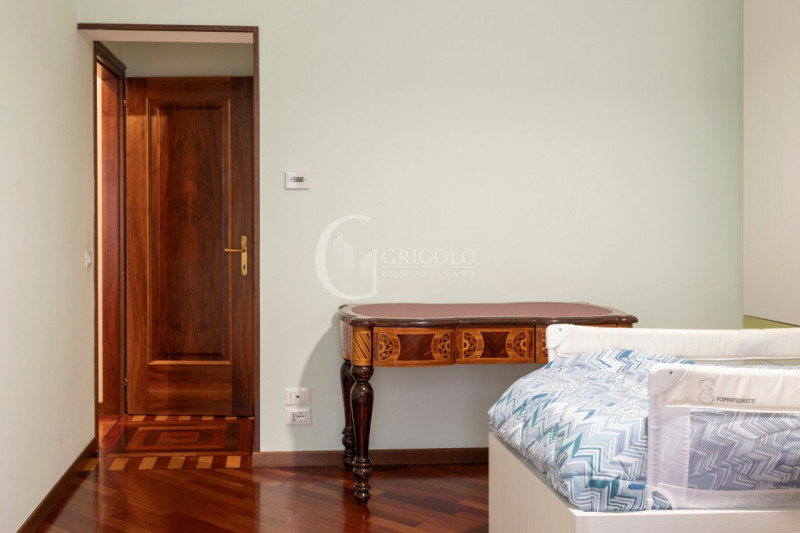 Inserita in un contesto residenziale di assoluta tranquillità, con affaccio sul verde di un sugge...