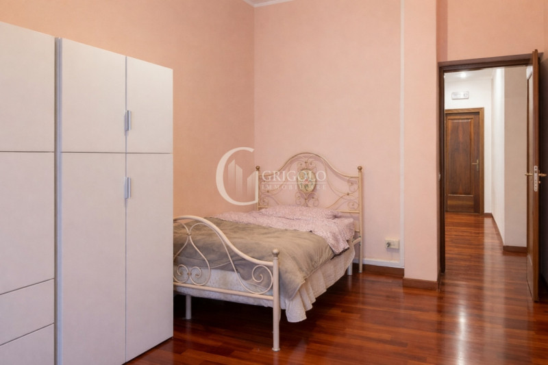 Inserita in un contesto residenziale di assoluta tranquillità, con affaccio sul verde di un sugge...