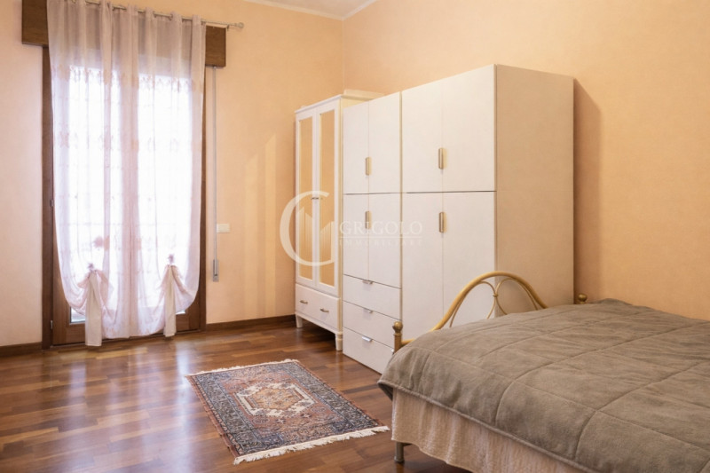 Inserita in un contesto residenziale di assoluta tranquillità, con affaccio sul verde di un sugge...