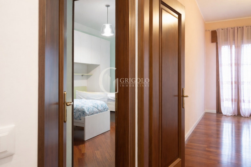 Inserita in un contesto residenziale di assoluta tranquillità, con affaccio sul verde di un sugge...