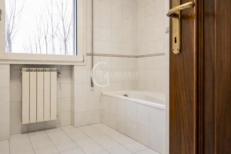 Inserita in un contesto residenziale di assoluta tranquillità, con affaccio sul verde di un sugge...