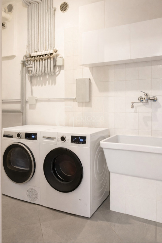 Inserita in un contesto residenziale di assoluta tranquillità, con affaccio sul verde di un sugge...