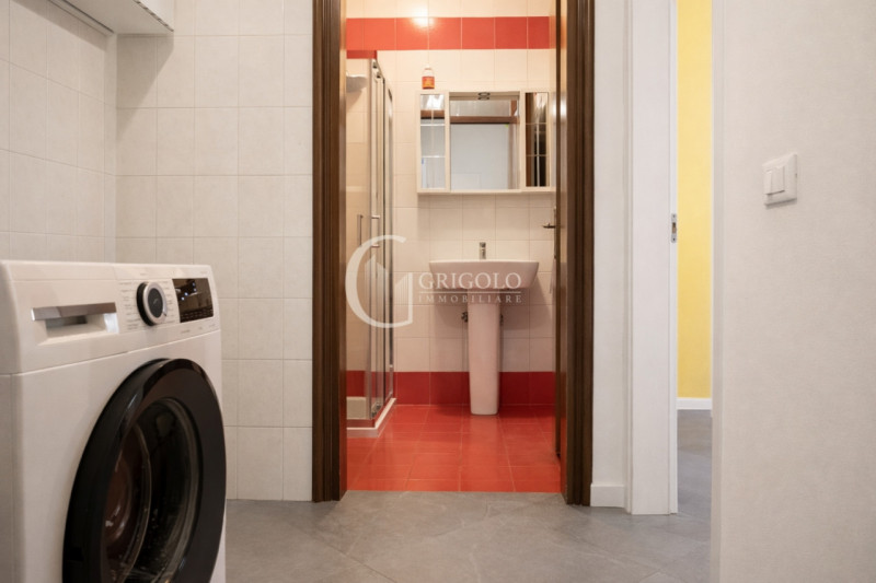 Inserita in un contesto residenziale di assoluta tranquillità, con affaccio sul verde di un sugge...