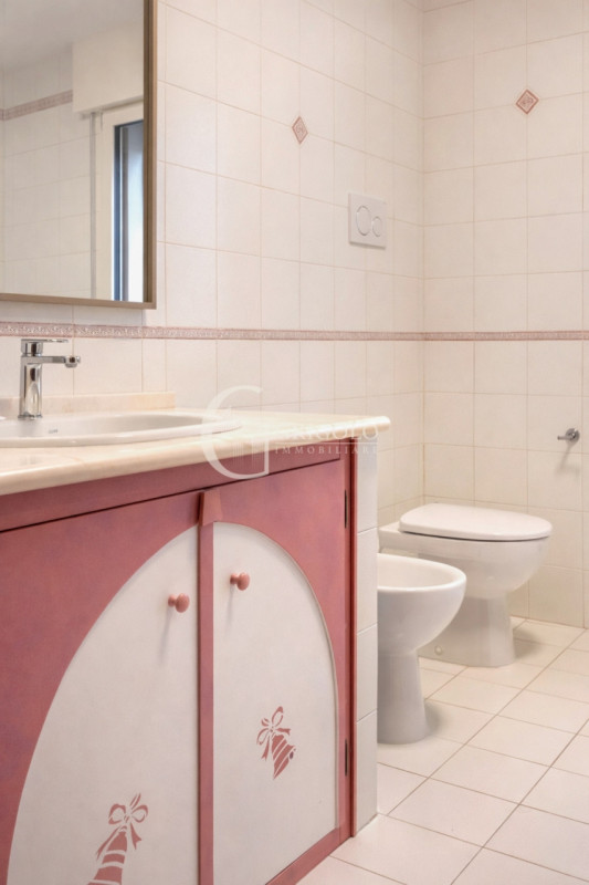 Inserita in un contesto residenziale di assoluta tranquillità, con affaccio sul verde di un sugge...