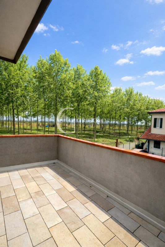 Inserita in un contesto residenziale di assoluta tranquillità, con affaccio sul verde di un sugge...