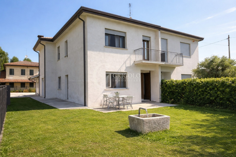 Inserita in un contesto residenziale di assoluta tranquillità, con affaccio sul verde di un sugge...