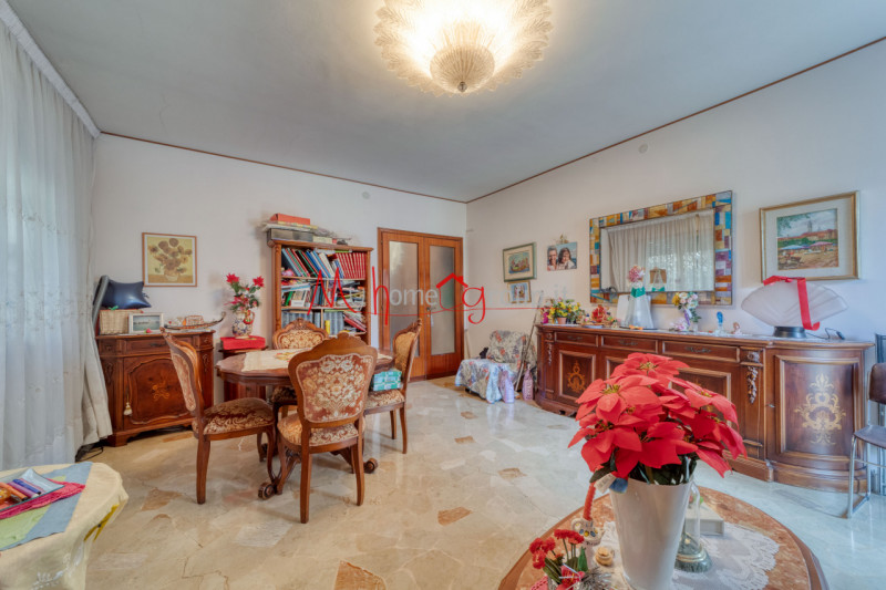 PORTA SAVONAROLA: Appartamento al primo piano dalle ampie dimensioni in piccola palazzina; si com...