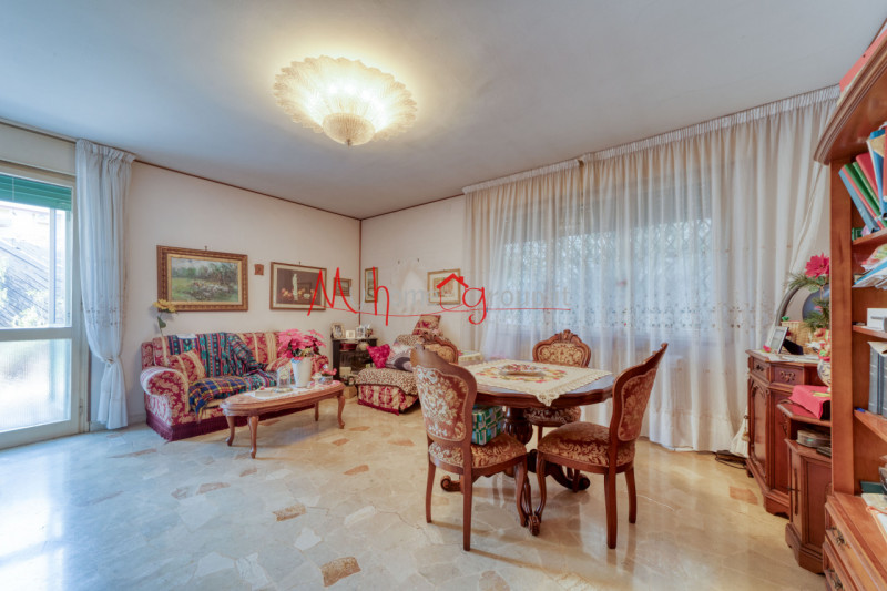 PORTA SAVONAROLA: Appartamento al primo piano dalle ampie dimensioni in piccola palazzina; si com...