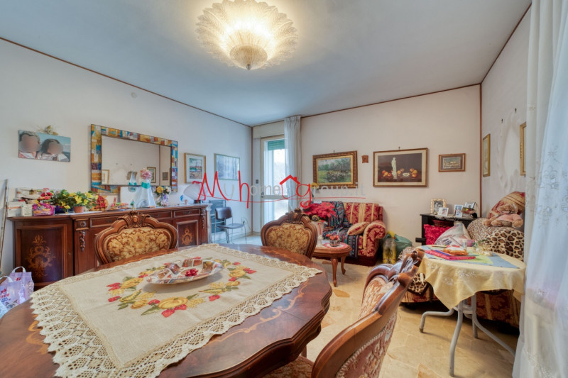 PORTA SAVONAROLA: Appartamento al primo piano dalle ampie dimensioni in piccola palazzina; si com...