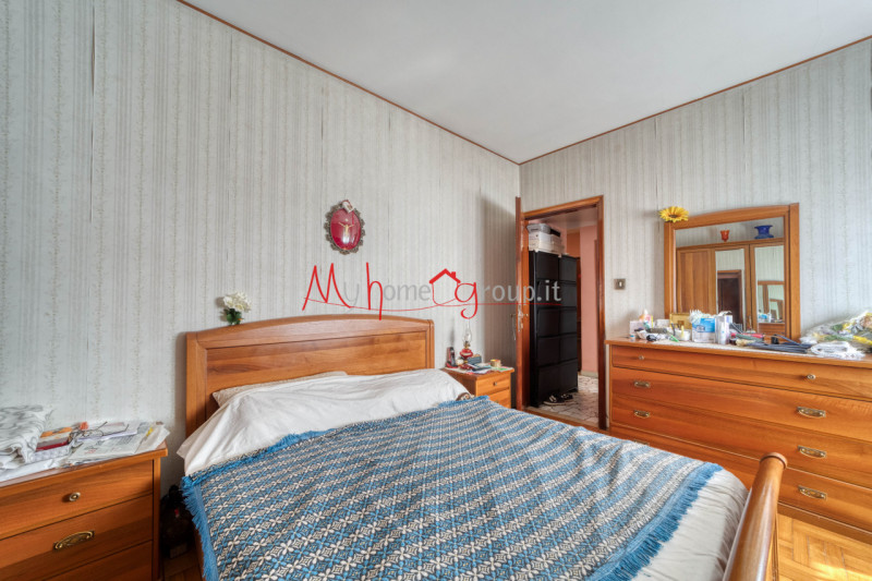 PORTA SAVONAROLA: Appartamento al primo piano dalle ampie dimensioni in piccola palazzina; si com...