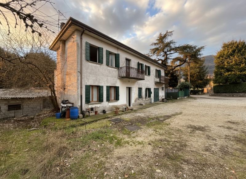 Nel cuore dei suggestivi Colli Euganei, proponiamo in vendita una spaziosa abitazione singola che...