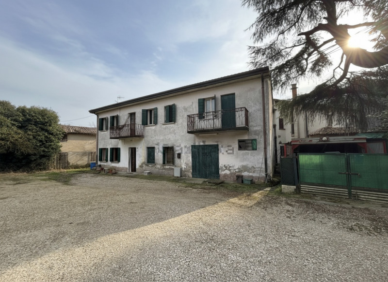 Nel cuore dei suggestivi Colli Euganei, proponiamo in vendita una spaziosa abitazione singola che...