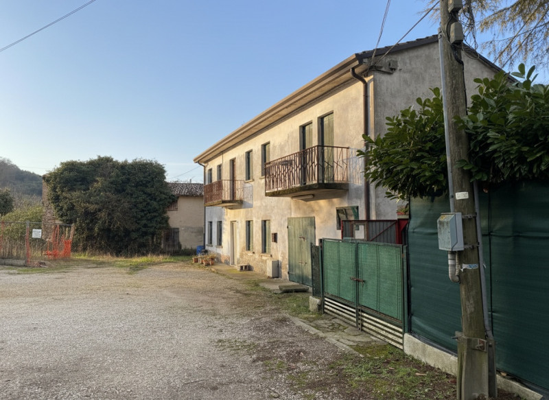 Nel cuore dei suggestivi Colli Euganei, proponiamo in vendita una spaziosa abitazione singola che...