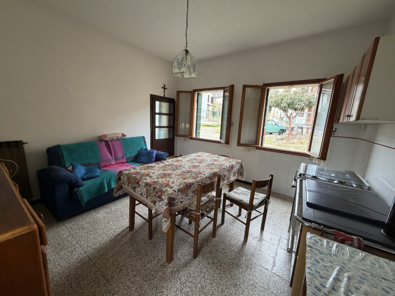 Nel cuore dei suggestivi Colli Euganei, proponiamo in vendita una spaziosa abitazione singola che...