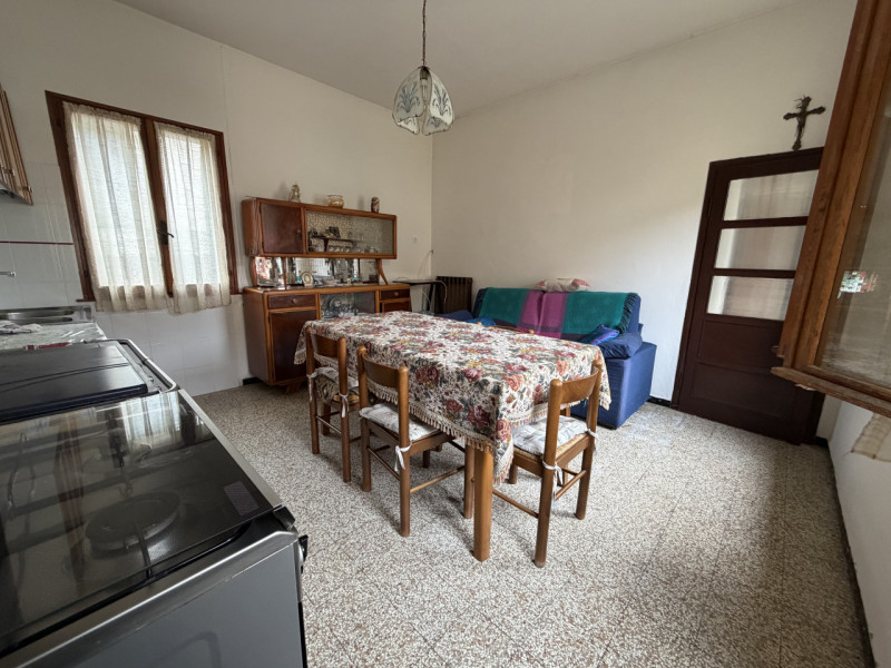 Nel cuore dei suggestivi Colli Euganei, proponiamo in vendita una spaziosa abitazione singola che...