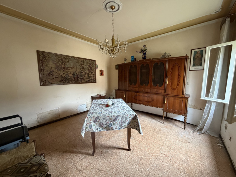 Nel cuore dei suggestivi Colli Euganei, proponiamo in vendita una spaziosa abitazione singola che...