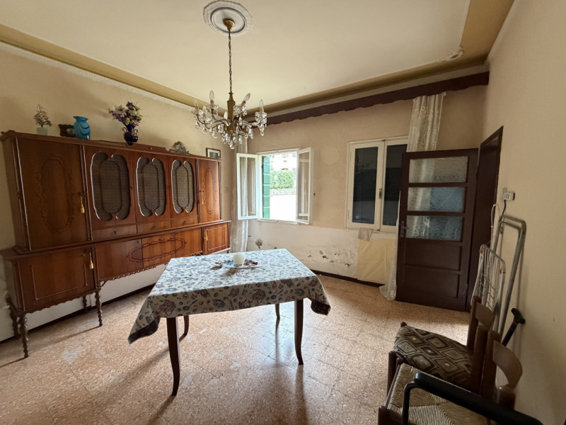 Nel cuore dei suggestivi Colli Euganei, proponiamo in vendita una spaziosa abitazione singola che...