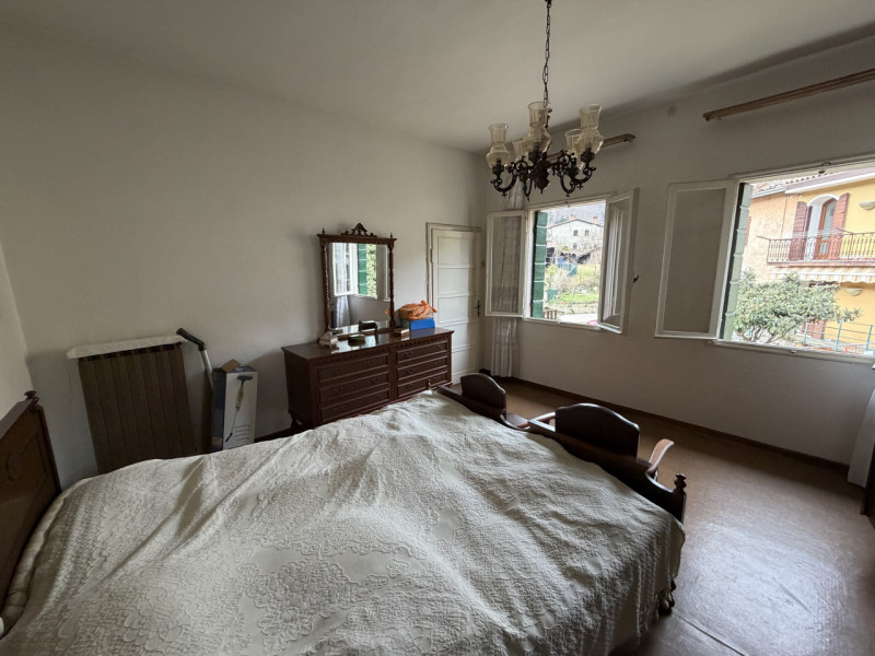 Nel cuore dei suggestivi Colli Euganei, proponiamo in vendita una spaziosa abitazione singola che...