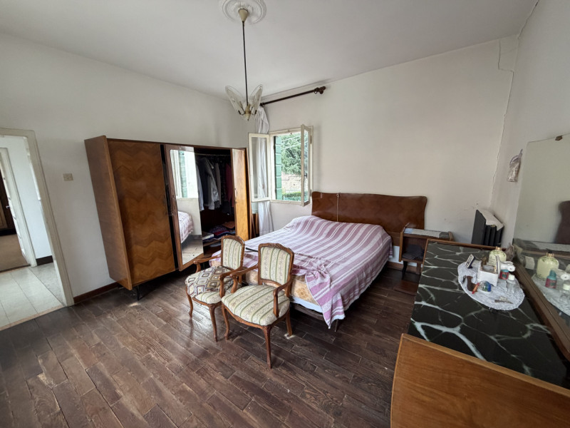 Nel cuore dei suggestivi Colli Euganei, proponiamo in vendita una spaziosa abitazione singola che...