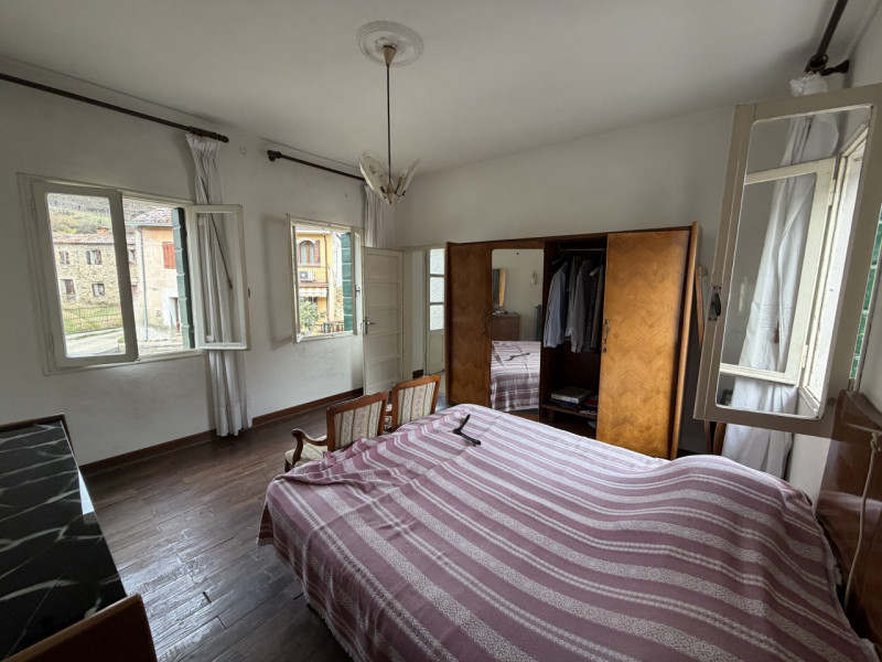 Nel cuore dei suggestivi Colli Euganei, proponiamo in vendita una spaziosa abitazione singola che...