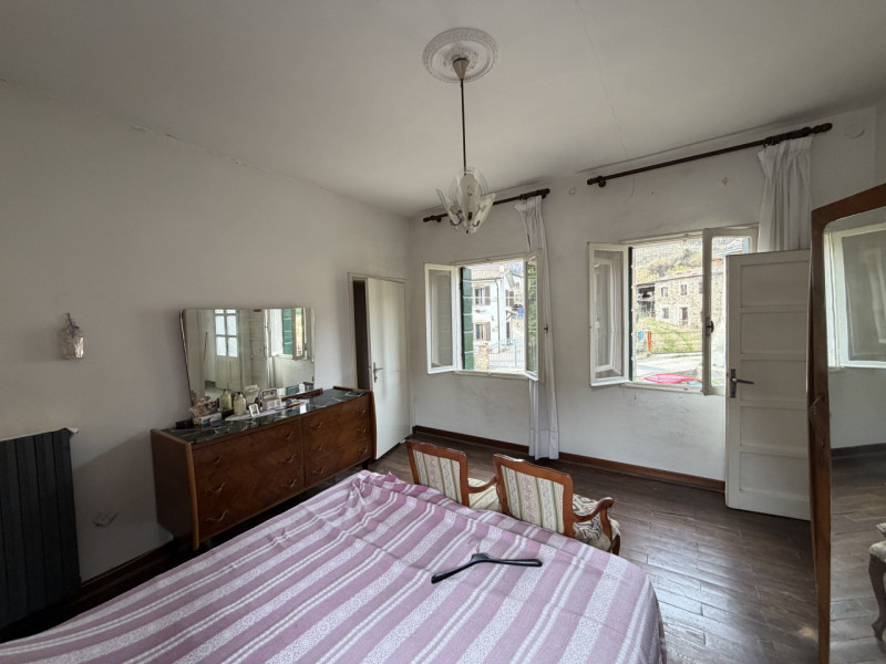 Nel cuore dei suggestivi Colli Euganei, proponiamo in vendita una spaziosa abitazione singola che...