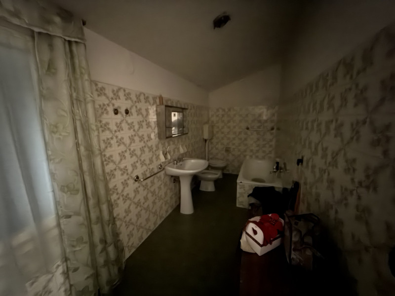 Nel cuore dei suggestivi Colli Euganei, proponiamo in vendita una spaziosa abitazione singola che...