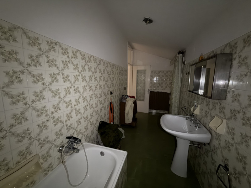 Nel cuore dei suggestivi Colli Euganei, proponiamo in vendita una spaziosa abitazione singola che...