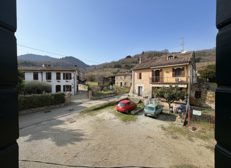 Nel cuore dei suggestivi Colli Euganei, proponiamo in vendita una spaziosa abitazione singola che...