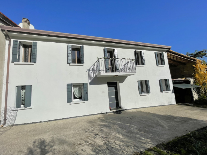 In posizione panoramica e sopraelevata, immersa nella quiete del bosco ma al tempo stesso comodis...