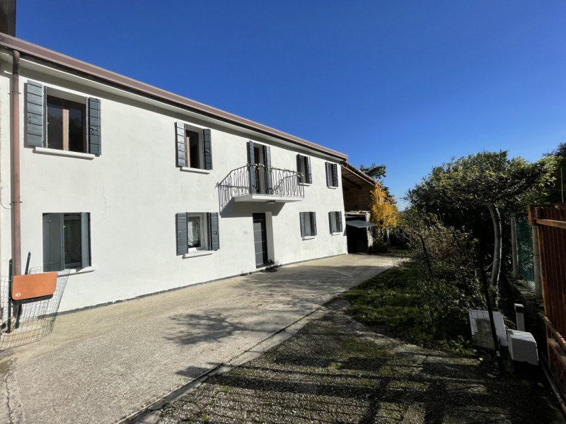 In posizione panoramica e sopraelevata, immersa nella quiete del bosco ma al tempo stesso comodis...