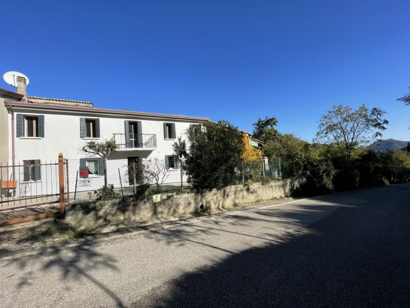 In posizione panoramica e sopraelevata, immersa nella quiete del bosco ma al tempo stesso comodis...