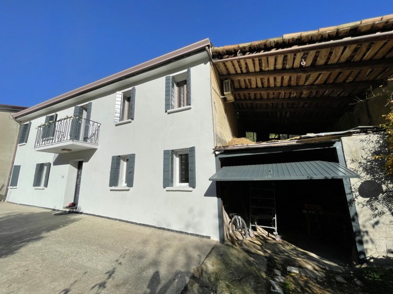 In posizione panoramica e sopraelevata, immersa nella quiete del bosco ma al tempo stesso comodis...