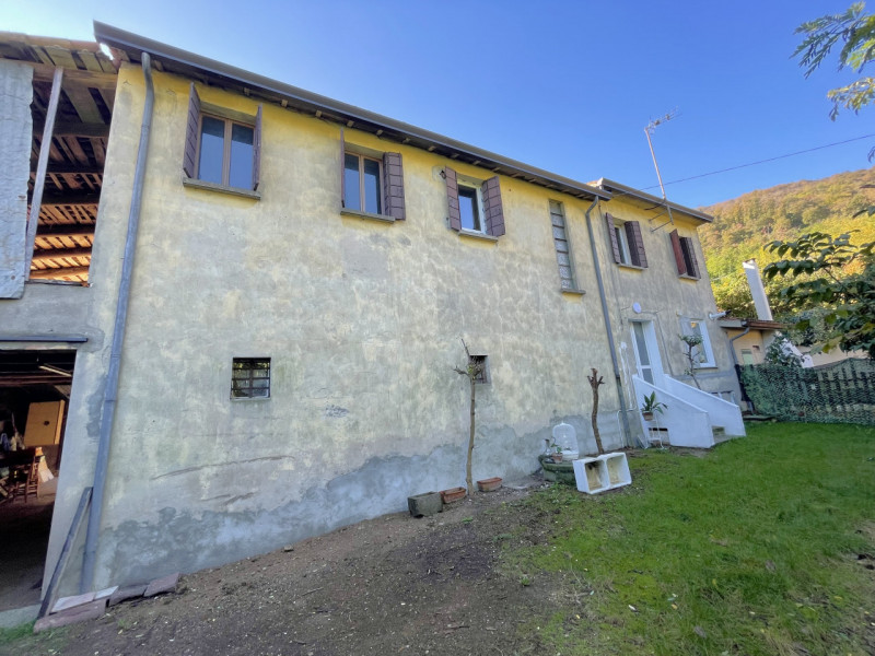 In posizione panoramica e sopraelevata, immersa nella quiete del bosco ma al tempo stesso comodis...