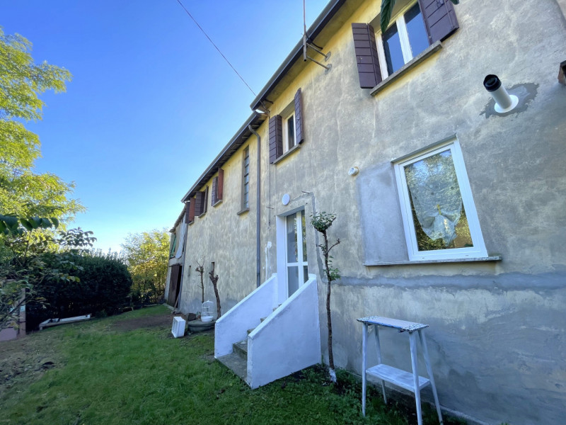 In posizione panoramica e sopraelevata, immersa nella quiete del bosco ma al tempo stesso comodis...