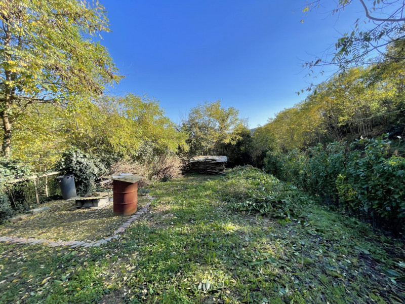 In posizione panoramica e sopraelevata, immersa nella quiete del bosco ma al tempo stesso comodis...