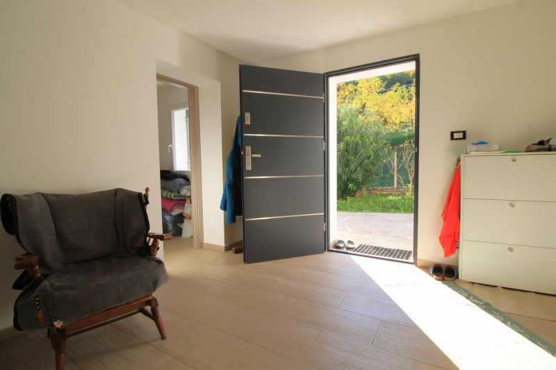 In posizione panoramica e sopraelevata, immersa nella quiete del bosco ma al tempo stesso comodis...