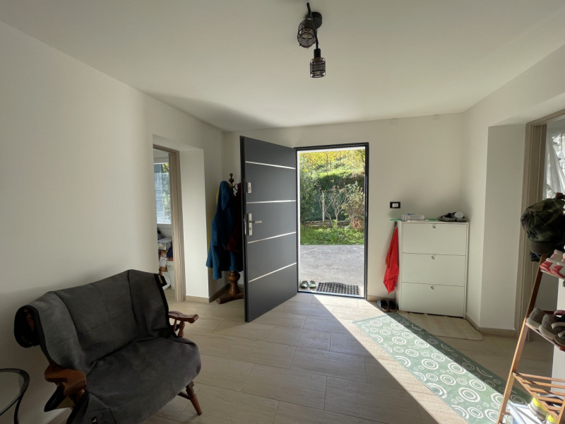 In posizione panoramica e sopraelevata, immersa nella quiete del bosco ma al tempo stesso comodis...