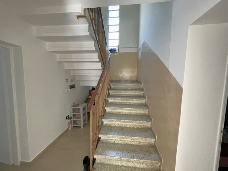 In posizione panoramica e sopraelevata, immersa nella quiete del bosco ma al tempo stesso comodis...