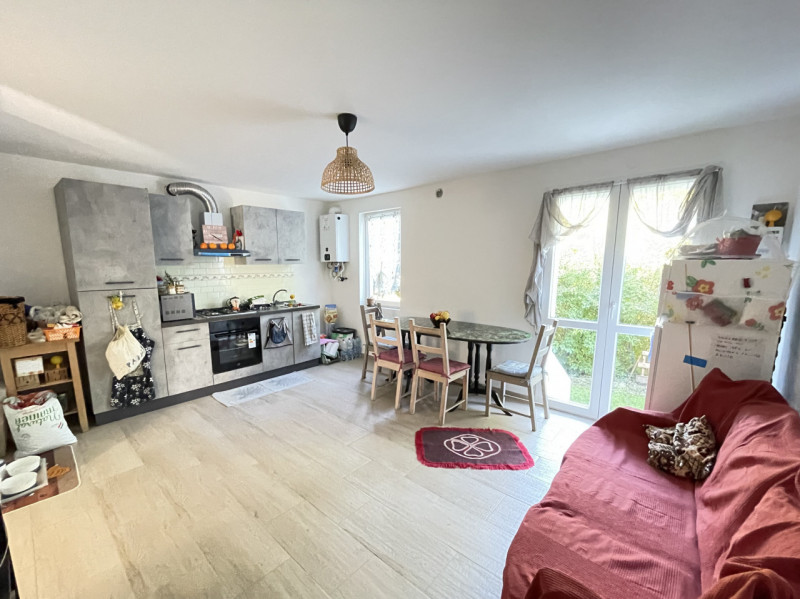 In posizione panoramica e sopraelevata, immersa nella quiete del bosco ma al tempo stesso comodis...