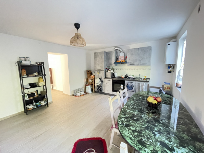 In posizione panoramica e sopraelevata, immersa nella quiete del bosco ma al tempo stesso comodis...