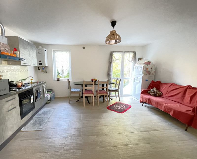 In posizione panoramica e sopraelevata, immersa nella quiete del bosco ma al tempo stesso comodis...