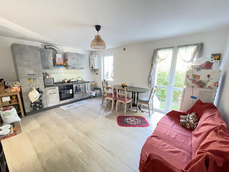 In posizione panoramica e sopraelevata, immersa nella quiete del bosco ma al tempo stesso comodis...