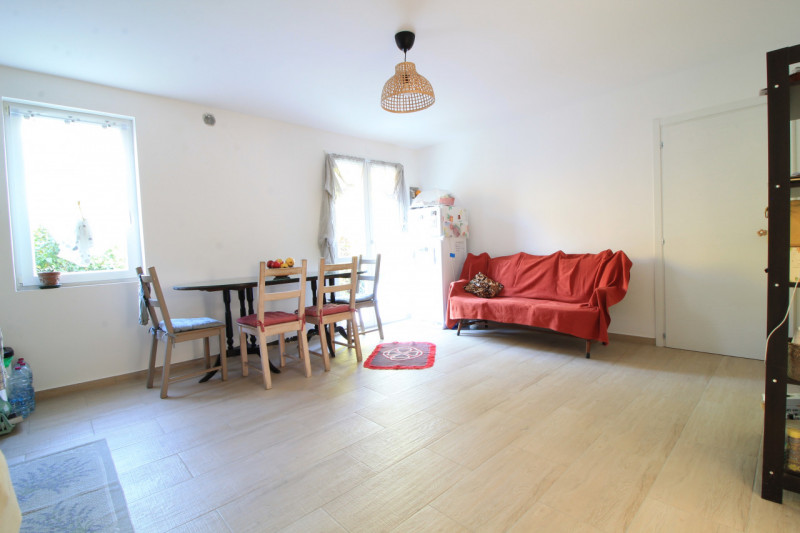 In posizione panoramica e sopraelevata, immersa nella quiete del bosco ma al tempo stesso comodis...