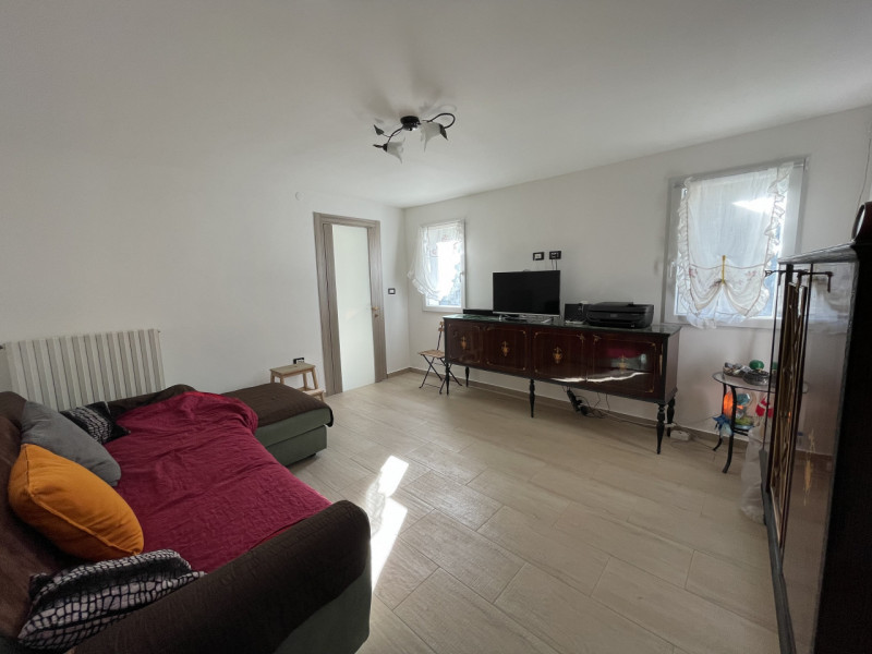 In posizione panoramica e sopraelevata, immersa nella quiete del bosco ma al tempo stesso comodis...