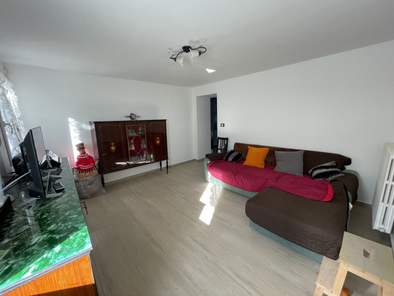 In posizione panoramica e sopraelevata, immersa nella quiete del bosco ma al tempo stesso comodis...