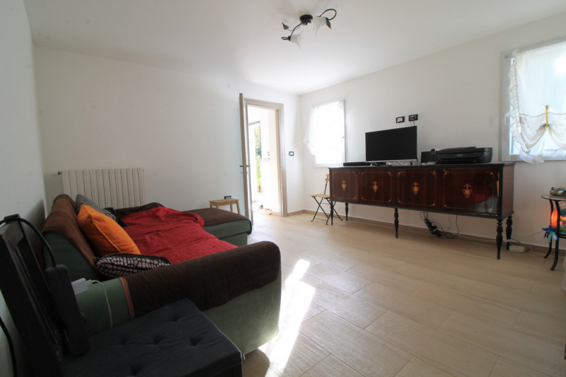 In posizione panoramica e sopraelevata, immersa nella quiete del bosco ma al tempo stesso comodis...