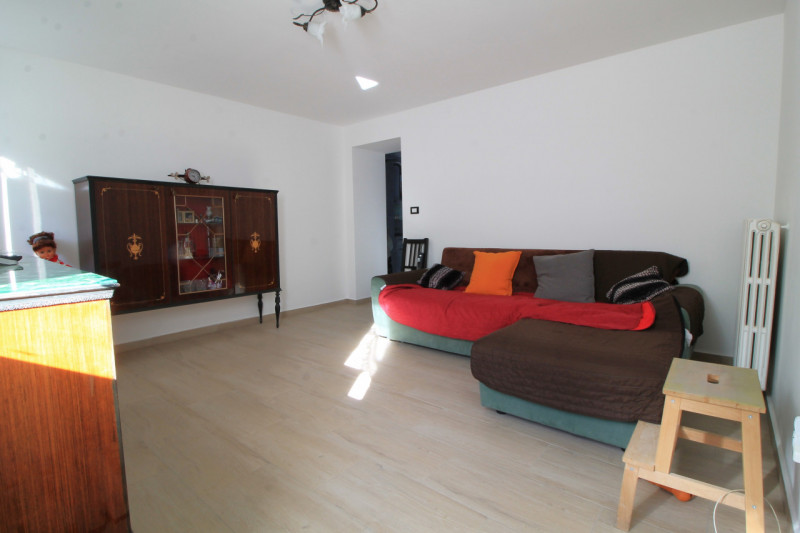 In posizione panoramica e sopraelevata, immersa nella quiete del bosco ma al tempo stesso comodis...