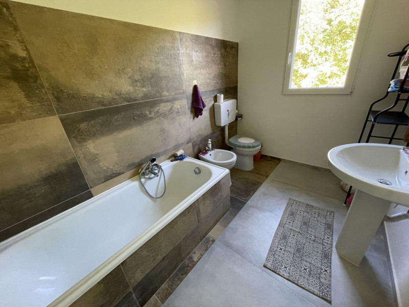 In posizione panoramica e sopraelevata, immersa nella quiete del bosco ma al tempo stesso comodis...