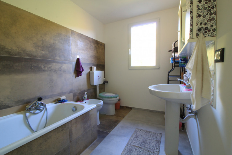 In posizione panoramica e sopraelevata, immersa nella quiete del bosco ma al tempo stesso comodis...